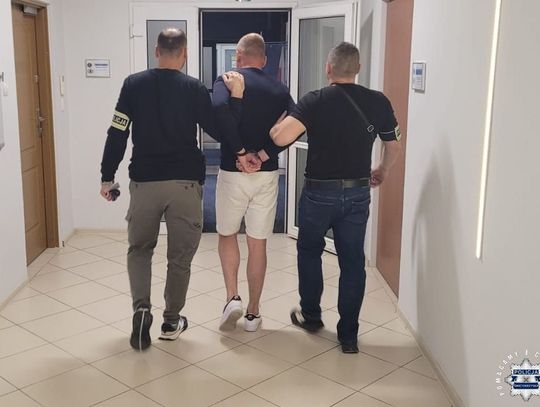 30-latek szedł chodnikiem, gdy drogę zagrodzili mu nieznajomi mężczyźni. Nie spodziewał się spotkania z "łowcami cieni"