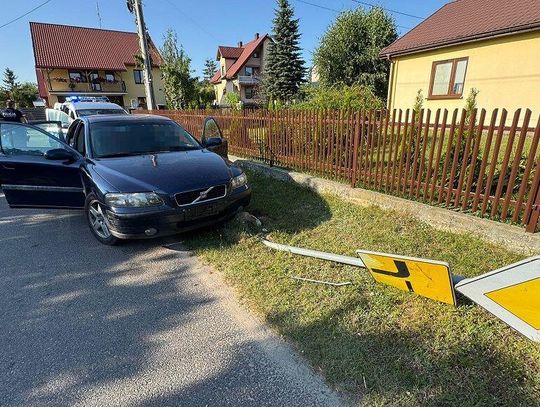 30-latek uciekając przed policją wjechał w znak. Był po narkotykach i wiózł cztery koleżanki