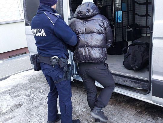 30-latek udawał policjanta, żeby wyłudzić pieniądze od kobiet. Dały mu ponad 100 tysięcy