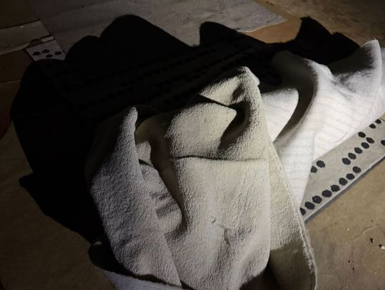 30-latek ukrył się przed policją w dywanie. Razem z partnerką odpowie też za narkotyki 30-latek ukrył się przed policją w dywanie. Razem z partnerką odpowie też za narkotyki