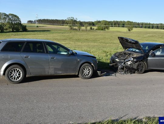 30-latek w audi nie opanował auta, zjechał na lewy pas i zderzył się czołowo z matką wiozącą dzieci. Przyczyną prędkość