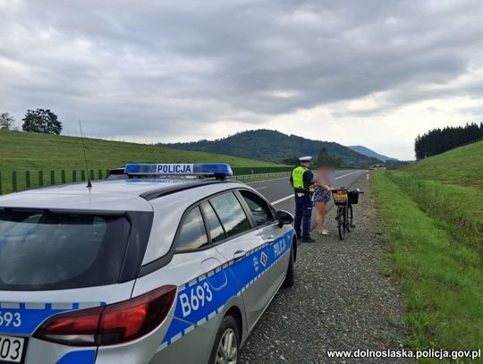 30-latka jechała rowerem po drodze ekspresowej. Twierdziła, że tak pokierowała ją nawigacja