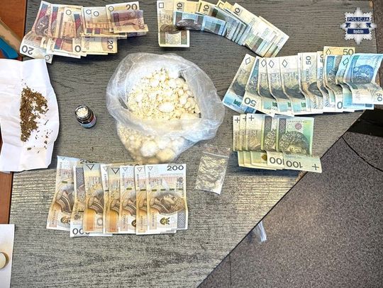 30-latka miała pół kilograma narkotyków. Po przyjeździe kryminalnych zaatakowała jednego z nich
