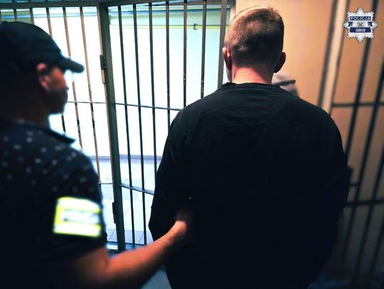 30-latka napadnięta w parku. Recydywista przewrócił ją na ziemię, po czym próbował okraść