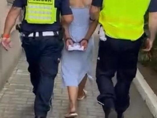 30-latka odpowie za znaczną ilość narkotyków. W mieszkaniu policjanci znaleźli też wagę i gotówkę
