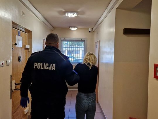 30-latka zatrzymana po kradzieży rozbójniczej. Uderzyła interweniującą pracownicę sklepu