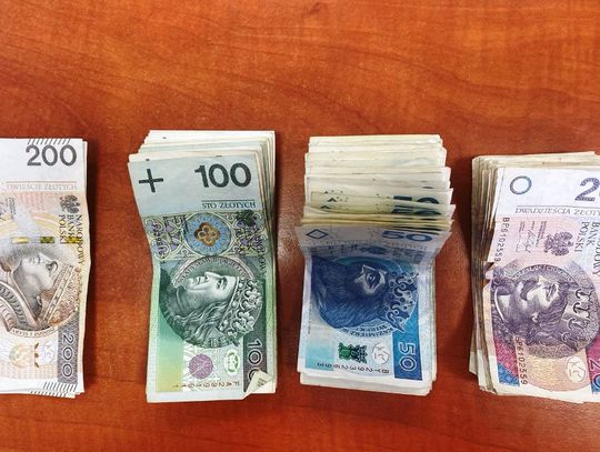 30-letni diler ukrywał narkotyki w szafce kuchennej. Policjanci przejęli towar, gotówkę i telefon