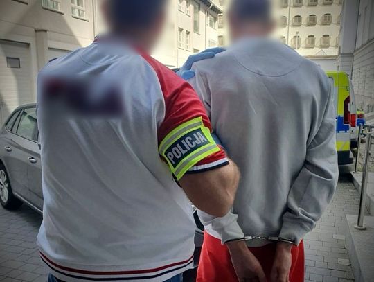 31-latek miał kilka kilogramów narkotyków i 50 tysięcy w gotówce. Zatrzymali go przed domem