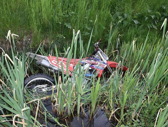 31-latek na motocyklu crossowym uderzył w skarpę. Maszyna wpadła do rowu z wodą 31-latek na motocyklu crossowym uderzył w skarpę. Maszyna wpadła do rowu z wodą