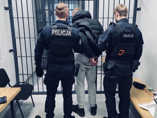 31-latek na zakazie uciekał policji. Był pijany, a dodatkowo znaleźli przy nim mefedron