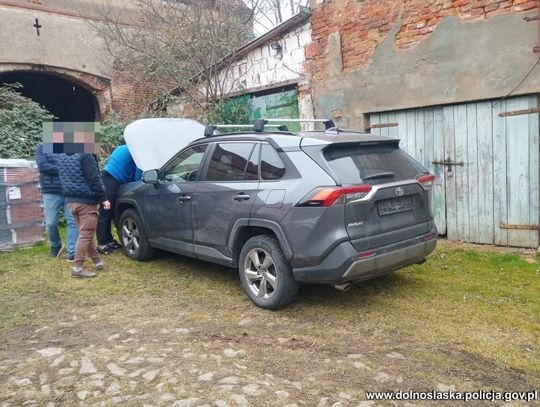 31-latek ukradł z wypożyczalni auta warte pół miliona, 29-letnia kobieta była jego paserką