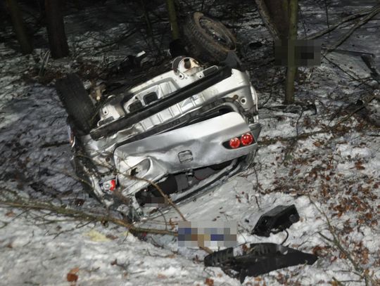 31-latek w seacie wypadł z drogi na łuku, uderzył w drzewo i dachował. Mężczyzna zginął 31-latek w seacie wypadł z drogi na łuku, uderzył w drzewo i dachował. Mężczyzna zginął