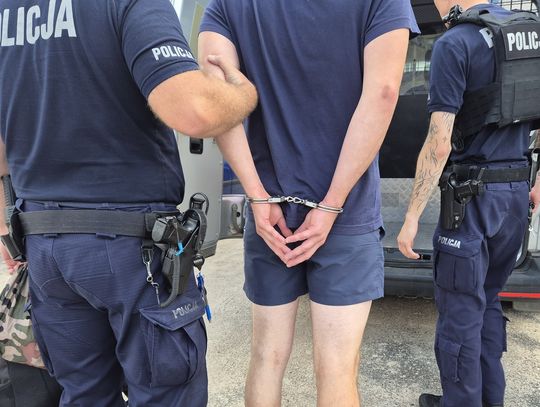 31-latek więził swoją partnerkę i się nad nią znęcał. Groził też pełnoletniej córce kobiety