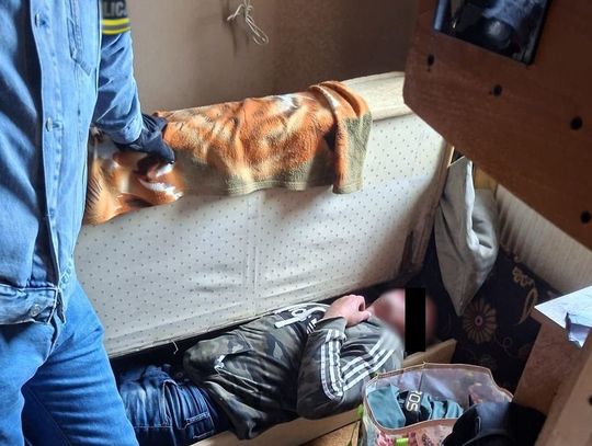 32-latek chciał przechytrzyć policjantów. 32-latek schował się w wersalce i udawał, że śpi