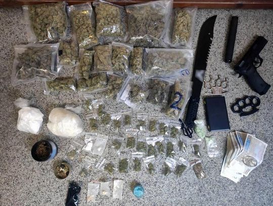 32-latek już nie diluje. Po nalocie policji stracił ponad kilo różnych narkotyków i trafił za kraty