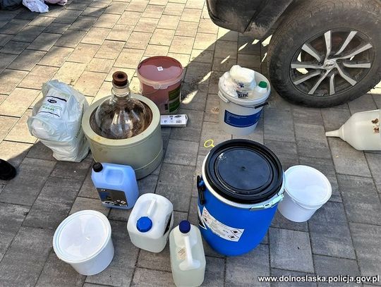 32-latek miał w domu własne laboratorium narkotykowe. Policjanci znaleźli 2 kg metamfetaminy i kokainę