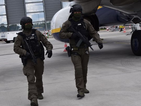32-latek próbował ominąć kontrolę na wrocławskim lotnisku. Miał broń na śrut i krzyczał, że wszystkich pozabija