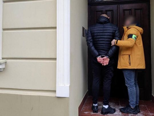 32-latek zatrzymany przez policjantów z narkotykowego. W mieszkaniu miał 1,2 kilograma towaru