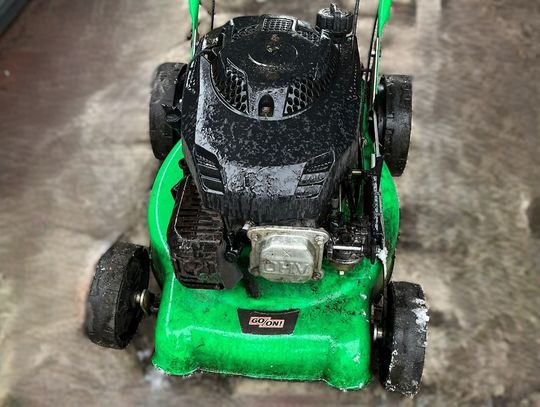 33-latek chciał łatwo zarobić. Włamał się do sąsiada, ukradł kosiarkę i... sprzedał innemu sąsiadowi