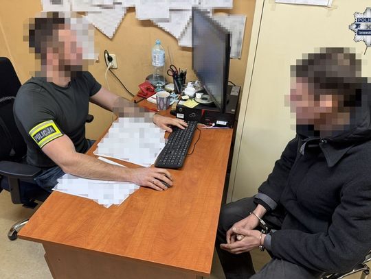 33-latek groził swojej koleżance, a potem oblał jej okno łatwopalną substancją i podłożył ogień