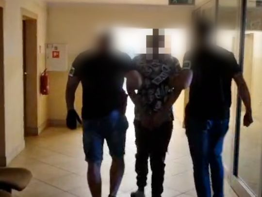 33-latek miał w domu mały magazyn narkotyków i broń. Po wizycie policji został aresztowany