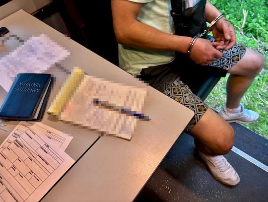 33-latek po narkotykach uczył się jeździć autem. Spowodował kolizję, a potem zasnął w radiowozie