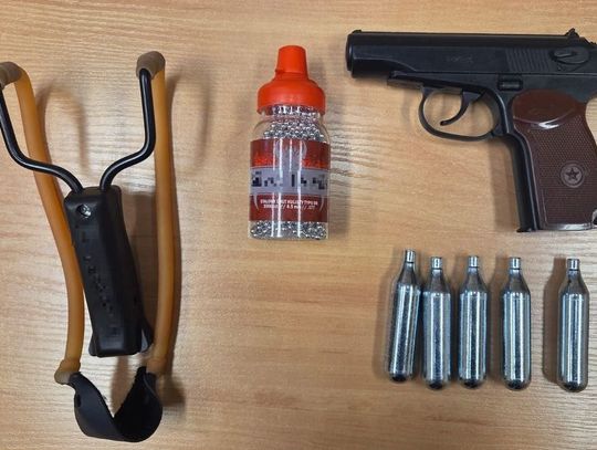 33-latek uzbroił się w pistolet i procę, a potem ruszył na miasto. Został zatrzymany po ostrzelaniu przystanku