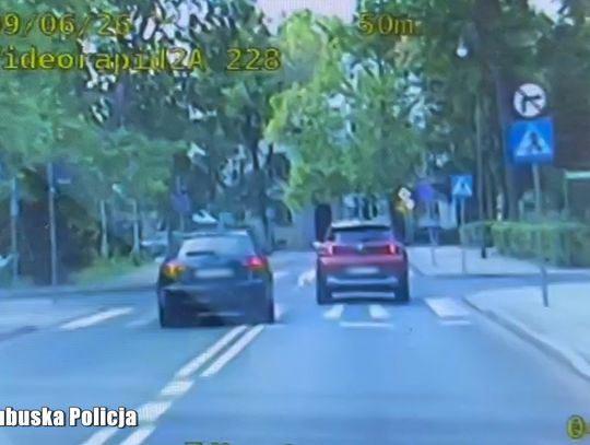 33-latek w audi wyprzedzał na skrzyżowaniu i przejściu dla pieszych. Za nim jechał radiowóz