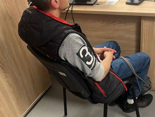 33-latek zatrzymany na własne życzenie. Pił piwo na chodniku, w kieszeniach miał narkotyki