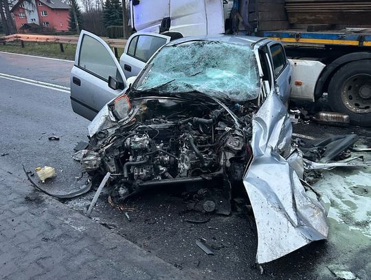 34-latek nagle zjechał na lewy pas i wbił się w ciężarówkę. Nie miał żadnych szans. Mężczyzna zginął na miejscu