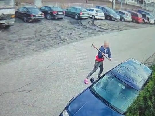 34-latek uderzał młotkiem w przypadkowy samochód. Po zatrzymaniu tłumaczył, że był zdenerwowany