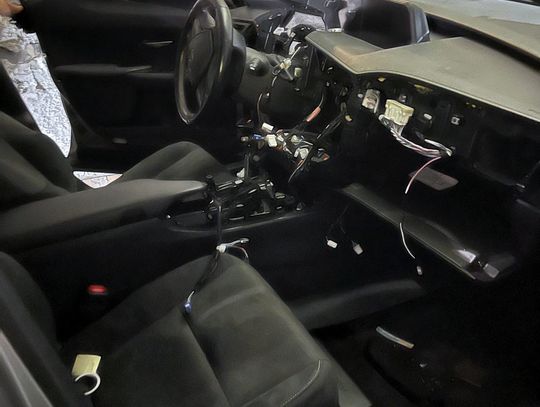 34-latek zatrzymany na gorącym uczynku. Paser rozbierał na części skradziony w Holandii samochód