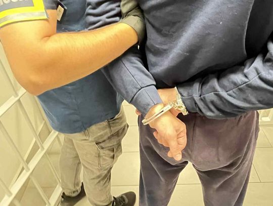 34-latek znęcał się nad swoją partnerką. Po przyjeździe policjantów zaatakował też funkcjonariuszkę