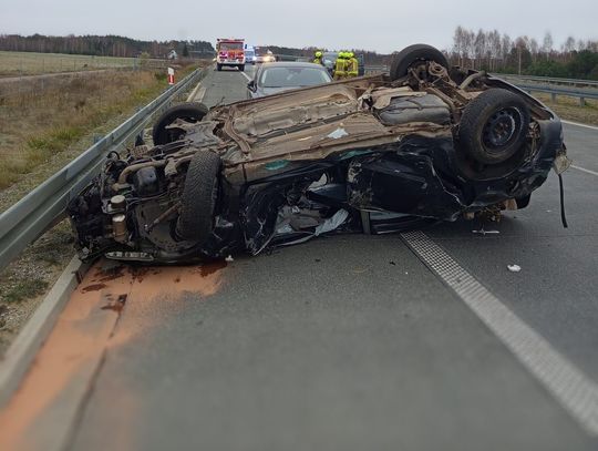 34-latka dachowała na drodze ekspresowej. W wyniku wypadku uszkodzone zostały jeszcze dwa auta