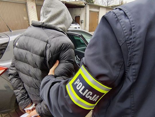 35-latek brutalnie pobił 72-latka. Zadawał ciosy pięściami i kopał po całym ciele