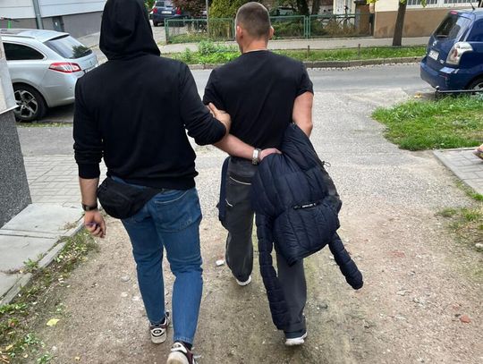 35-latek cały czas siedział w piwnicy, a gdy przyszła policja, chciał się zabarykadować. Miał tam "fanty" i "towar"