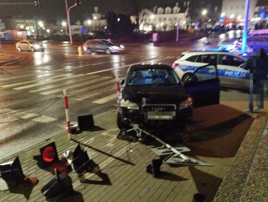 35-latek w audi jechał przez miasto ponad 120 na godzinę. Rajd zakończył na słupie sygnalizatora