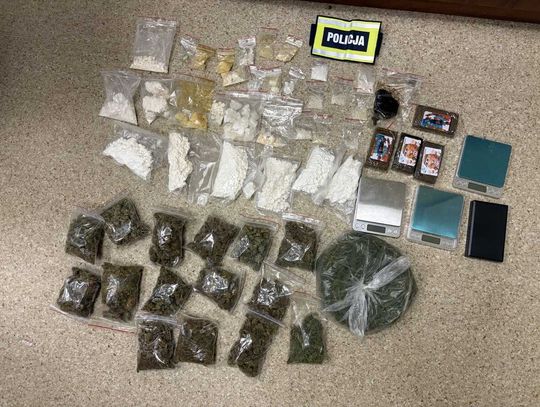 36-latek miał w domu skład narkotyków. Kryminalni przejęli blisko 2 kilogramy używek