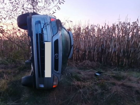 37-latek położył opla na bok i zwiał do domu. Był pijany. Znaleźli też przy nim narkotyki