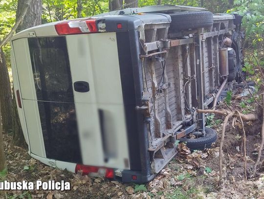 37-latek przewrócił busa i zwiał, bo wiedział, co ma na pace. Policjanci znaleźli prawie 1,5 tony nielegalnego tytoniu
