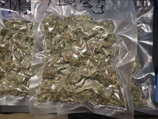 37-latek trzymał narkotyki w sejfie. Podczas nalotu policjanci znaleźli blisko kilogram towaru