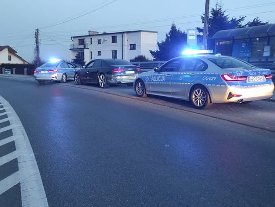 38-latek jechał audi z ponad 3 promilami i kopertą wypchaną pieniędzmi. Próbował wcisnąć ją policjantom