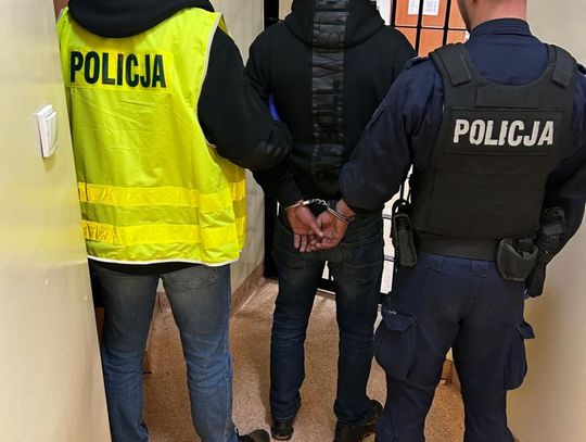 38-latek miał w kieszeniach 11 woreczków z metamfetaminą. Jechał po zażyciu i z sądowym zakazem