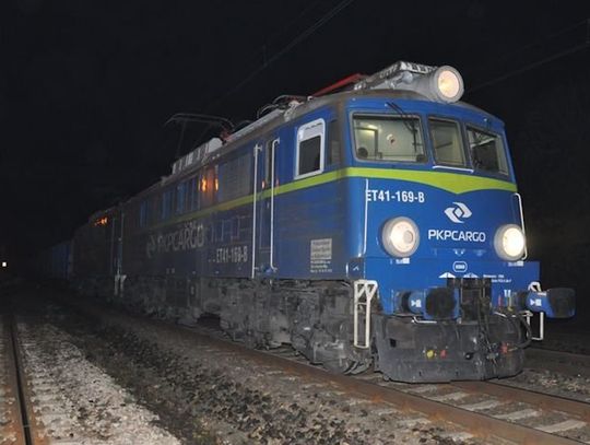 38-latek potrącony przez pociąg towarowy. Dwaj koledzy zostawili rannego mężczyznę bez pomocy