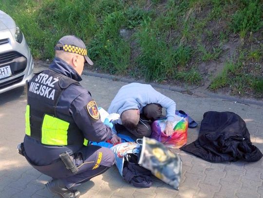38-latek przedawkował metadon i mógł umrzeć na chodniku. Strażnicy uratowali go w ostatniej chwili