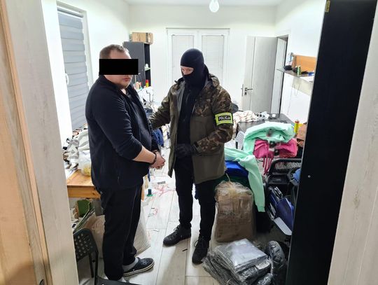 38-latek z Ukrainy odpowie za produkcję podrabianej odzieży. Naszywał znane logotypy na tanie ciuchy