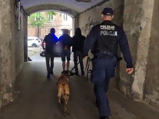 39-latek miał na strychu magazyn narkotyków. Policja przejęła około 3 kg różnych zakazanych substancji