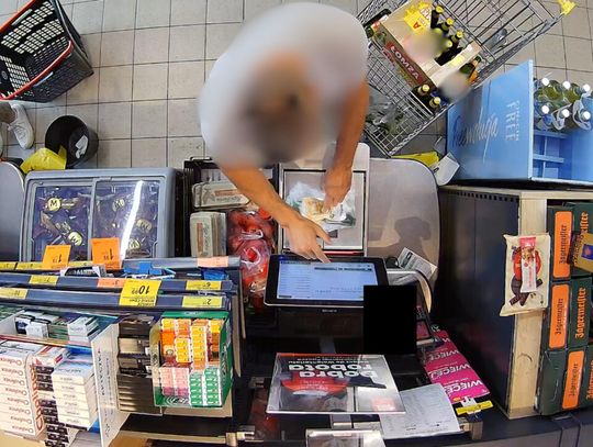 39-latek miał sprytne patenty, żeby oszukiwać na kasie samoobsługowej. Policja zabezpieczyła aż 200 godzin nagrań