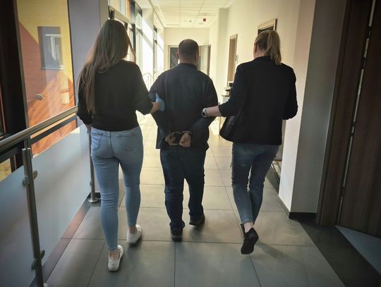 39-latek miał terroryzować rodzinę. Podczas interwencji policjanci znaleźli przy nim narkotyki