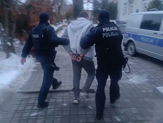 39-latek pił i znęcał się nad własną matką. Chciał ją wyrzucić z domu 39-latek pił i znęcał się nad własną matką. Chciał ją wyrzucić z domu